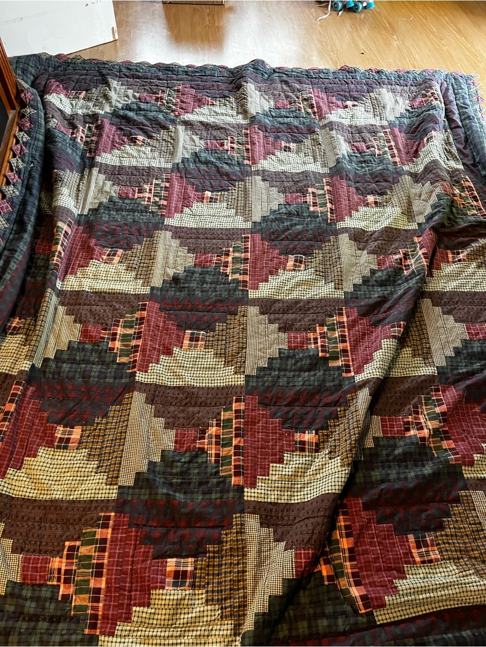 Quilt Log Cabin Pattern Bedspread in Burgundy, Green, and Cream